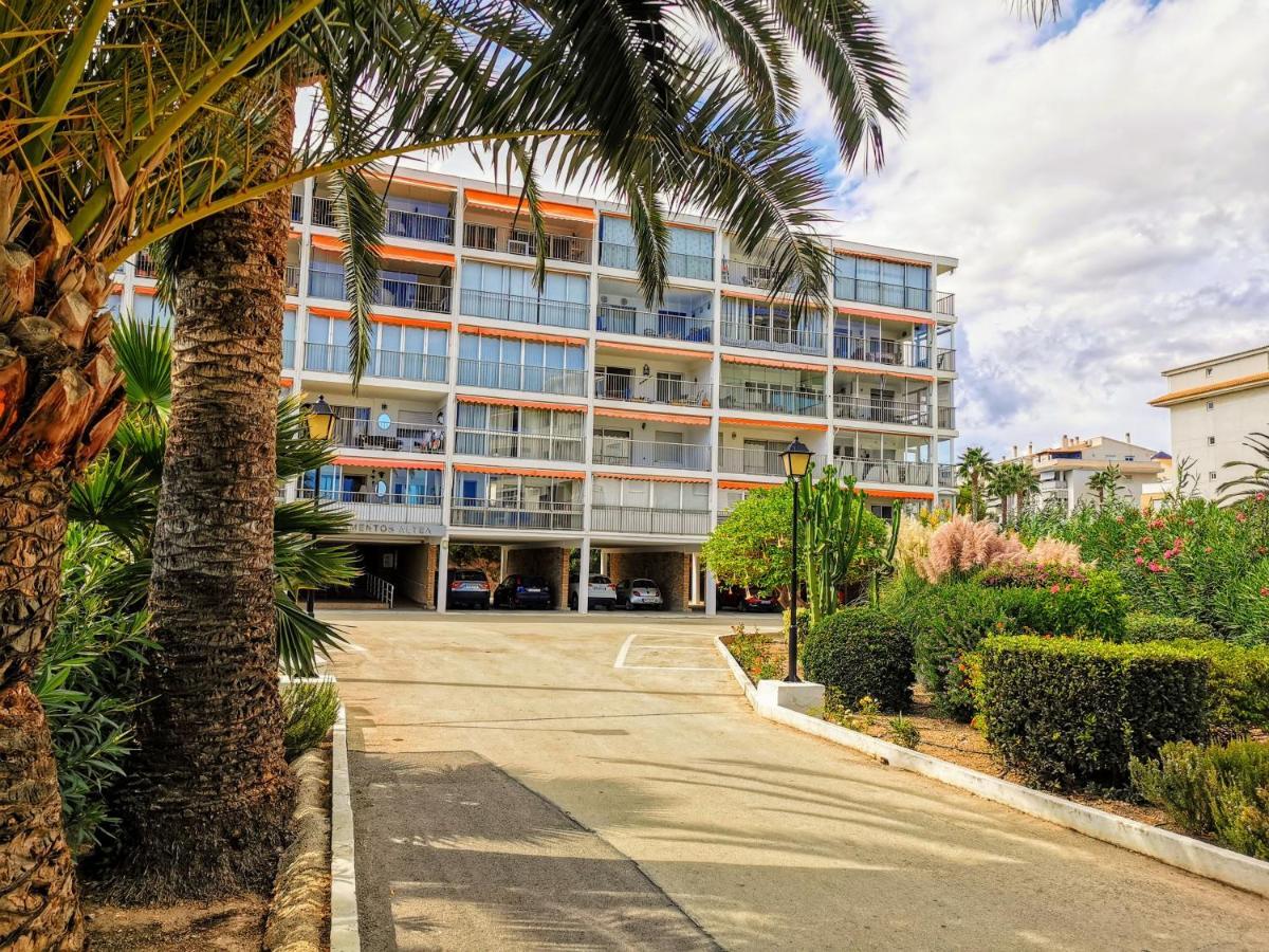 Happy Beachfront Apartment Алтеа Екстериор снимка
